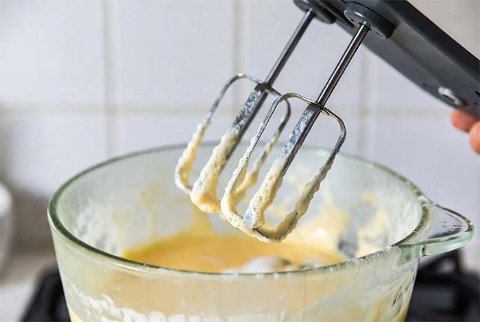 هم زدن تخم‌مرغ و شکر