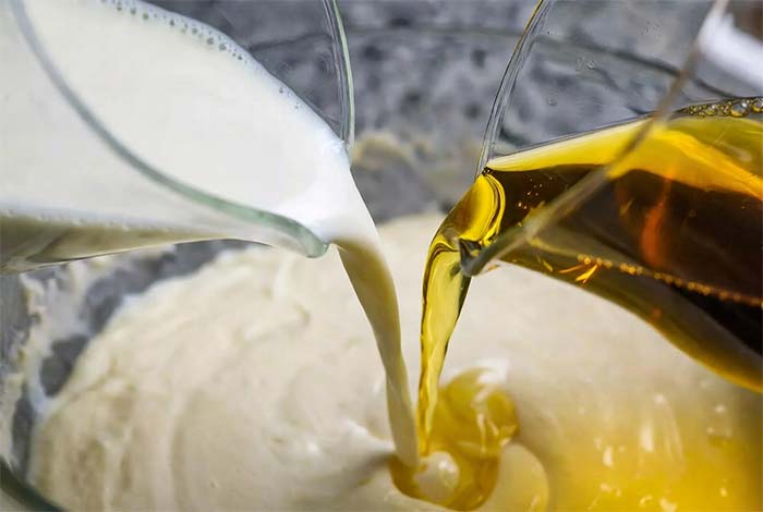 اضافه کردن روغن و شیر